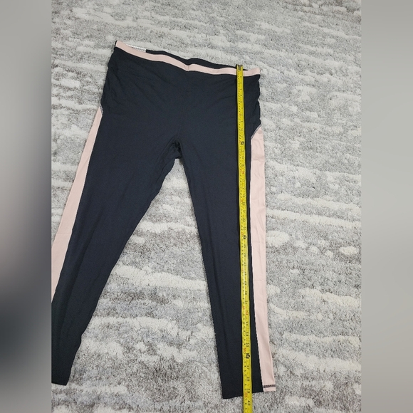 Black Leggings with Curved Design Moisture-Wicking Fabric - Picture 6 of 8